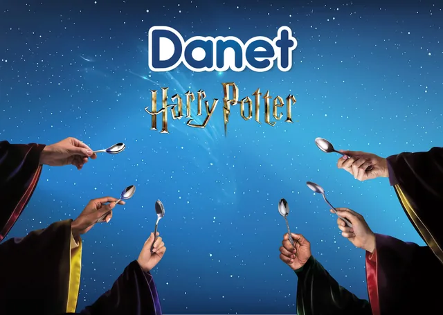 Fondo de la web oficial de la campaña Danet x Harry Potter con los logotipos de Danet y Harry Potter sobre un cielo estrellado y manos con cucharas alzadas.