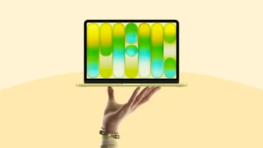 MacBook Neo de la promoción OCASO 2026-2027, mostrado sobre una mano